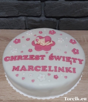 Tort z ozdobami z masy cukrowej