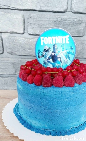 Tort z owocami i topperem