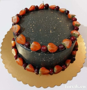 Tort z jadalnym złotem oraz owocami