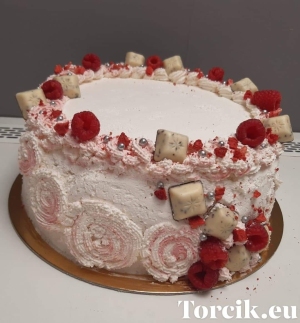 Tort z malinami oraz czekoladkami