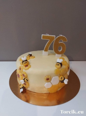 Tort z ozdobami z masy cukrowej