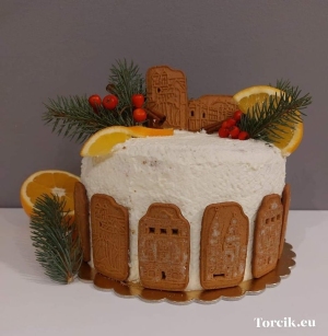 Tort z żurawiną, gałązkami sosny, pomarańczą, cynamonem oraz pierniczkami