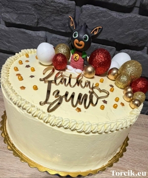 Tort z topperem i figurką z masy cukrowej