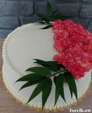 Tort z żywymi kwiatami