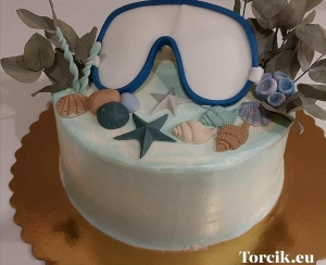 Tort z dekoracjami z masy cukrowej