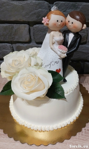 Tort na rocznicę ślubu z żywymi kwiatami oraz figurką
