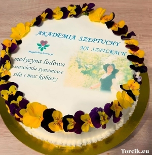 Tort z jadalnym opłatkiem oraz żywymi kwiatami