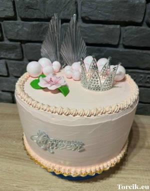Tort z topperem, koroną z  tworzywa sztucznego oraz  
 figurką z masy cukrowej